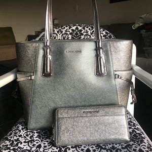 XXSOLDXXMichael Kors voyager set